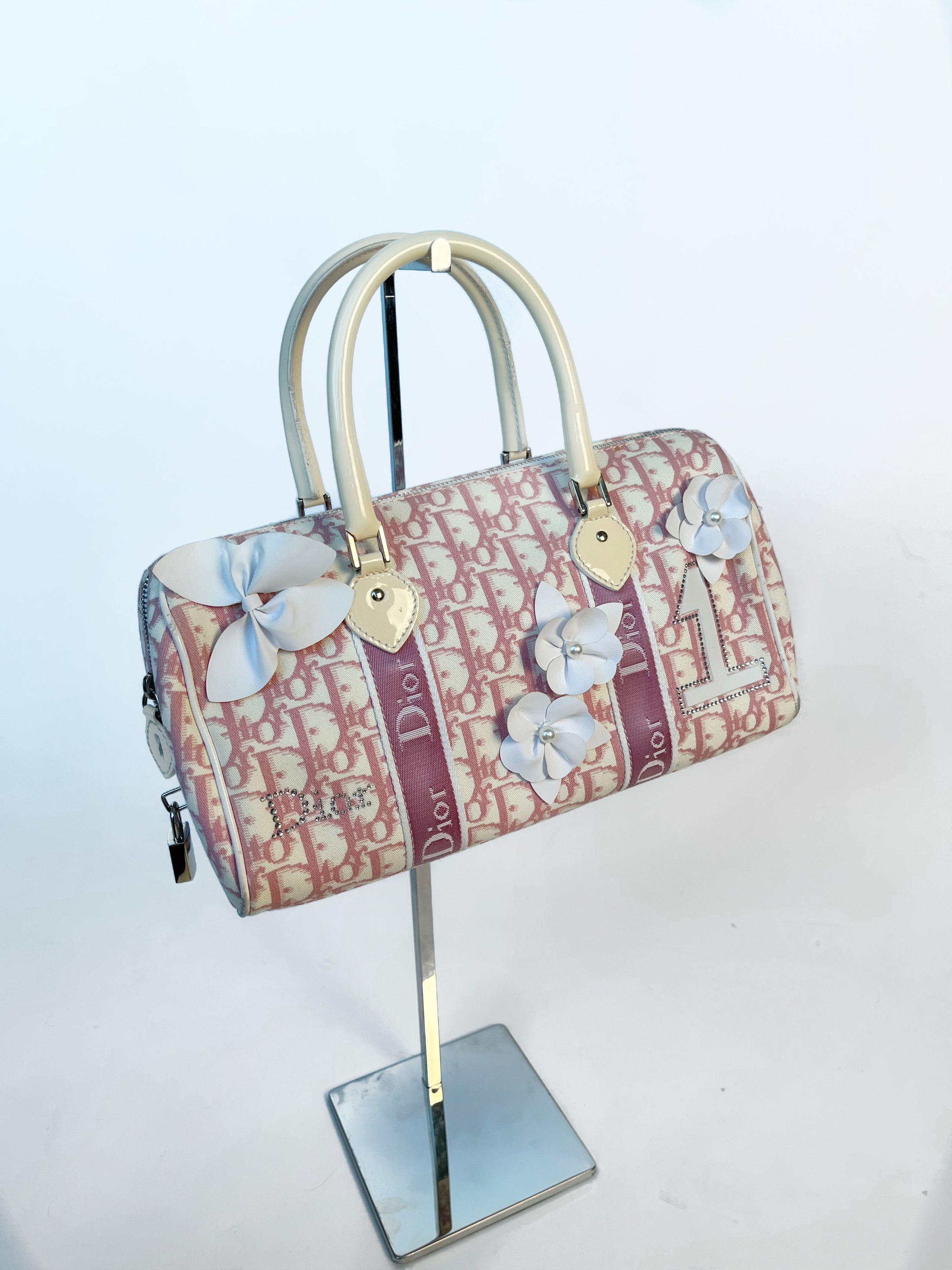 Vintage & Vogue UK - A classic Louis Vuitton Pochette Cite shoulder bag  today, in the famous monogram print. It comes with the original box, dust  bag and is in pristine condition!